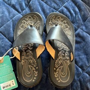 OluKai Paniolo Lipi flip flops